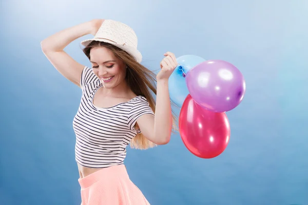 Mujer verano alegre chica con globos de colores —  Fotos de Stock