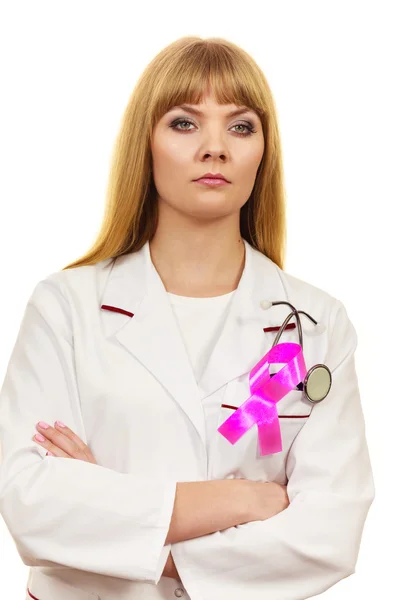 Ärztin mit rosa Schleife als Hilfsmittel — Stockfoto