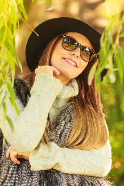 Schattig vrouw in zonnebril — Stockfoto