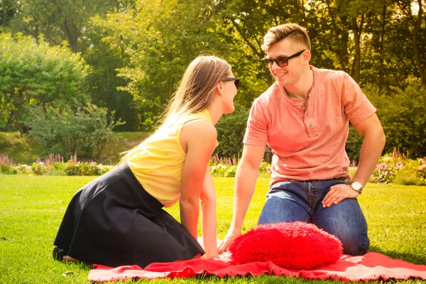 Paar mit großem Herzen beim Picknick — Stockfoto