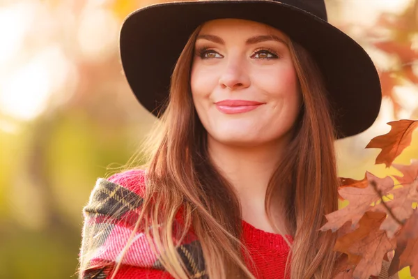 Hermosa mujer en el parque de otoño — Foto de Stock