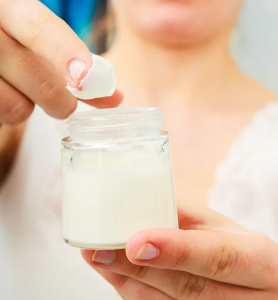 Mujer aplicando crema hidratante —  Fotos de Stock