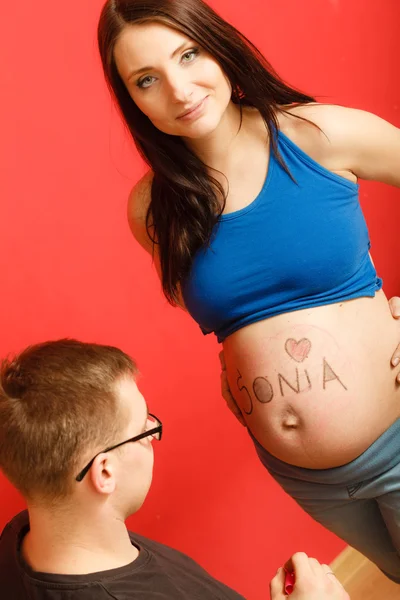 Familj väntar nytt barn — Stockfoto