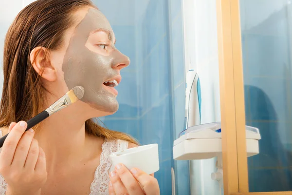 Mulher aplicando máscara — Fotografia de Stock