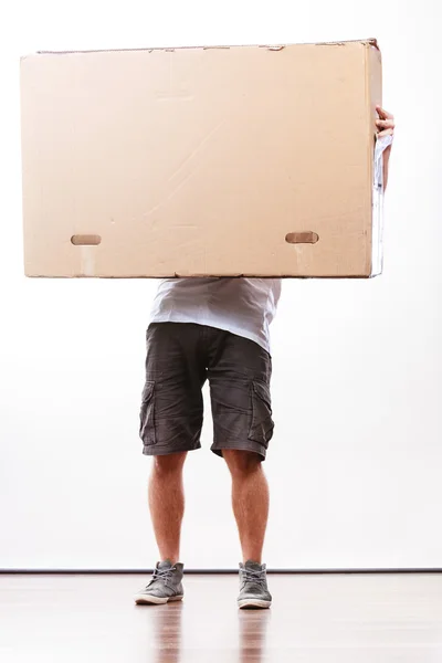 Entrega homem segurando uma caixa de papel . — Fotografia de Stock