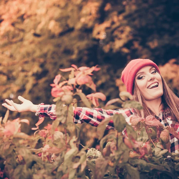 Žena v podzimním parku házel listí ve vzduchu — Stock fotografie