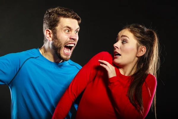 Hombre marido abusando de mujer esposa. Violencia . — Foto de Stock