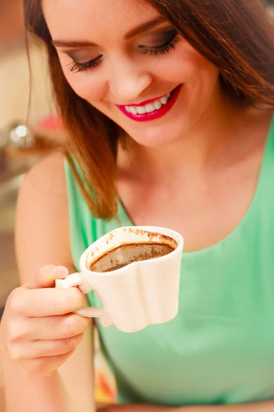 Femme boire une tasse de café — Photo