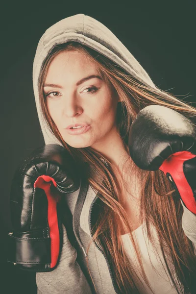 Mujer usando ropa deportiva de boxeo — Foto de Stock