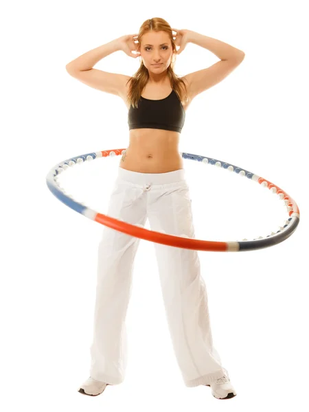 Chica en forma deportiva haciendo ejercicio con hula hoop . — Foto de Stock