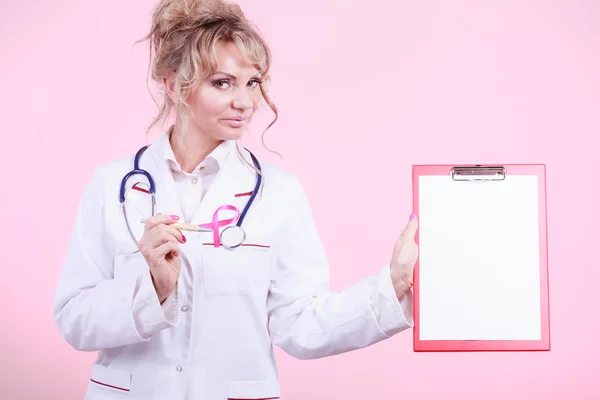 Doctor mostrando carpeta con cinta rosa por pluma . — Foto de Stock