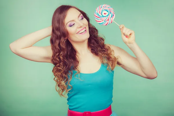 Candy barevné lízátko dívka hospodářství — Stock fotografie