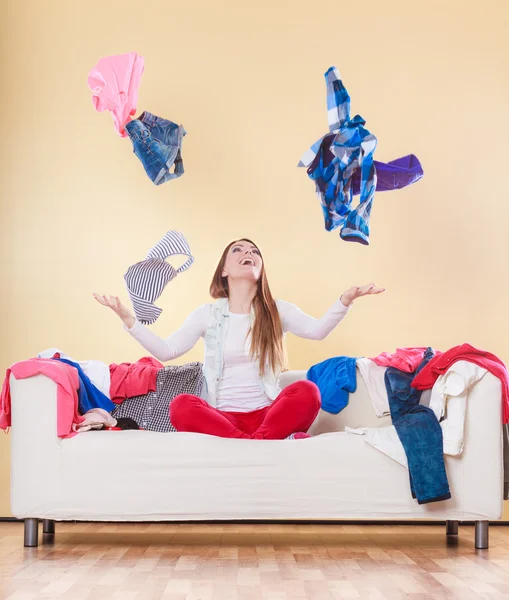 Mulher jogando roupas — Fotografia de Stock