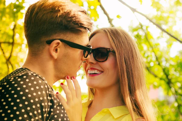 Sorrindo casal no parque — Fotografia de Stock