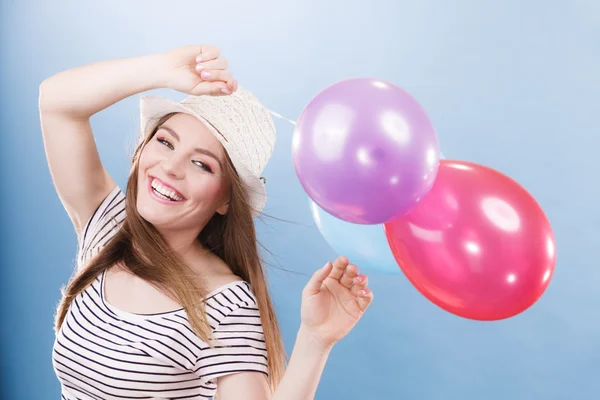 Mujer jugando con globos de colores . — Foto de Stock