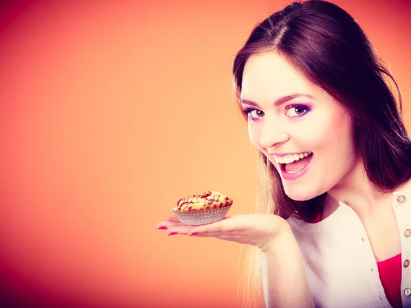 Усміхнена жінка тримає торт — стокове фото