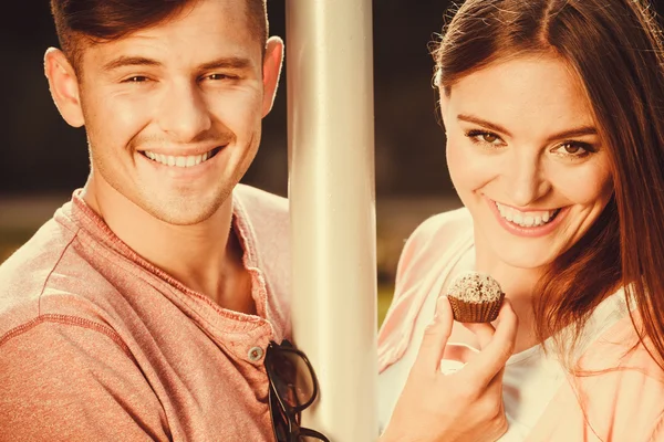 Pareja en cita con cupcake . — Foto de Stock