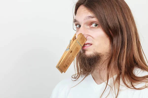 Man met wasknijper clip op zijn neus. — Stockfoto