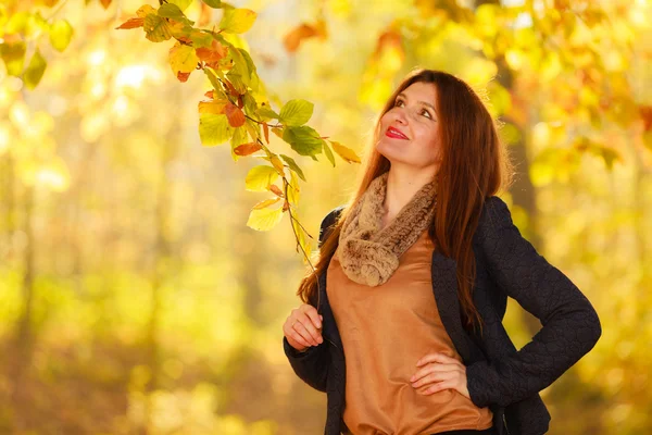 Jeune femme dans le parc automnal — Photo