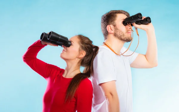 Pareja mirando a través de binoculares — Foto de Stock