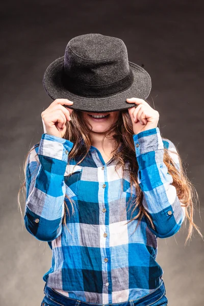 Mädchen mit langen Haaren trägt Hut — Stockfoto