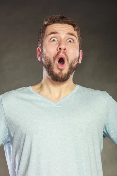 Chocado surpreso surpreendido bonito cara homem. — Fotografia de Stock