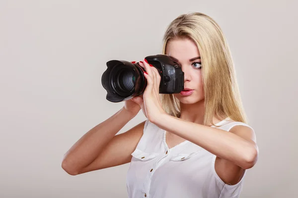 Schöne Frau mit Kamera. — Stockfoto