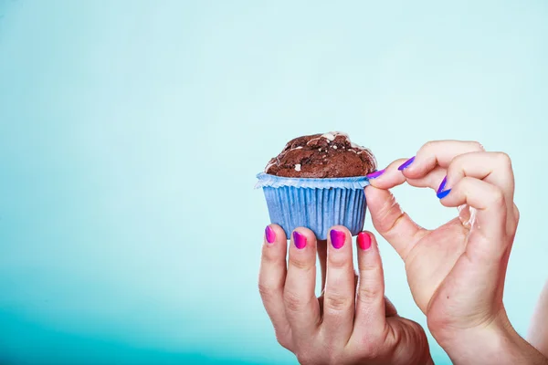 Muffin v lidských rukou. — Stock fotografie