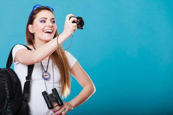 Femme avec sac à dos prenant des photos — Photo