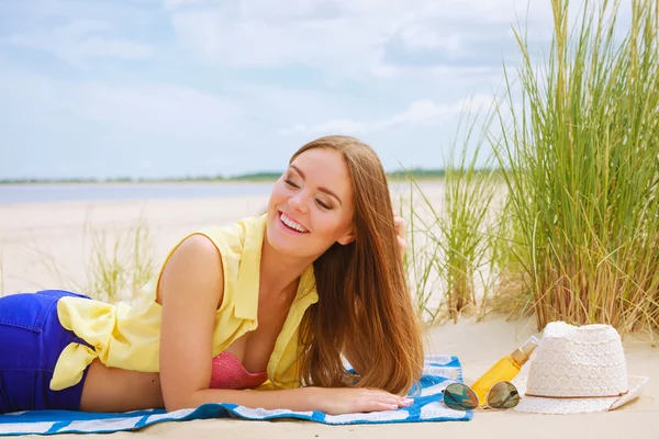 Woman resting on summer beach — Stock Photo, Image