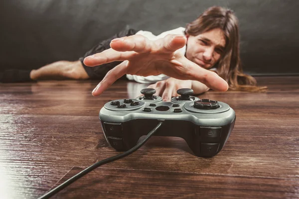 Homem com joystick pad jogar jogos . — Fotografia de Stock