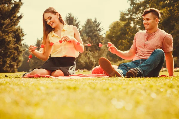 Pareja esmaltada en parque . — Foto de Stock