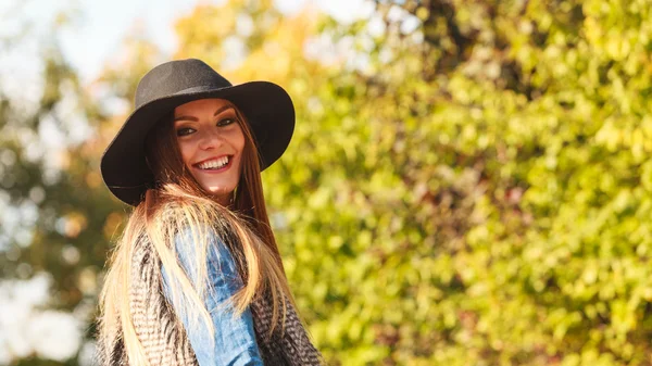 Jonge vrouw in zwarte hoed poseren — Stockfoto