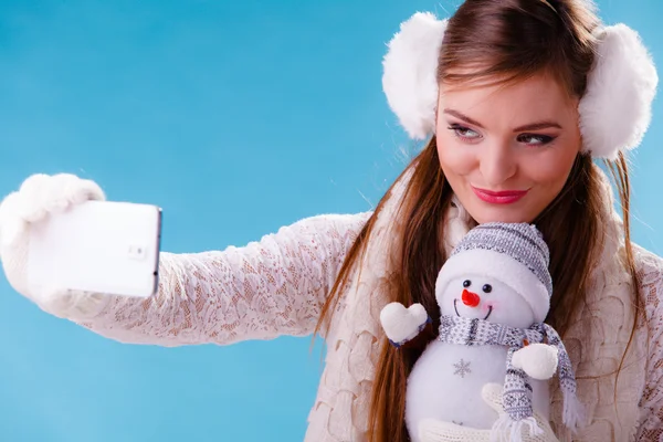 Mujer tomando selfie con cámara . —  Fotos de Stock