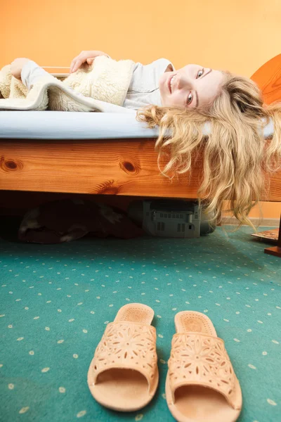 Mujer despertando en la cama — Foto de Stock