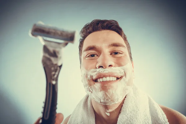Ευτυχισμένος άνθρωπος ξύρισμα με ξυράφι, με κρέμα αφρού. — Φωτογραφία Αρχείου