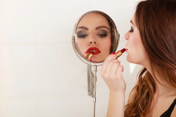 Chica joven haciendo maquillaje — Foto de Stock