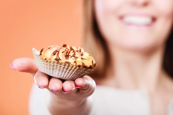 Cupcake in menselijke hand. — Stockfoto