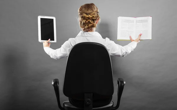 Frau mit Buch und E-Book-Reader — Stockfoto