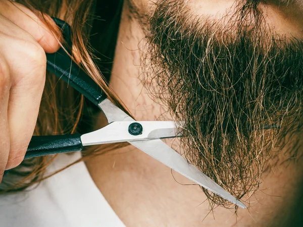 Man cutting his beard — Stock Photo, Image