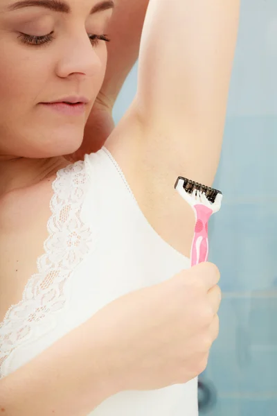 Woman shaving armpit — Stock Photo, Image