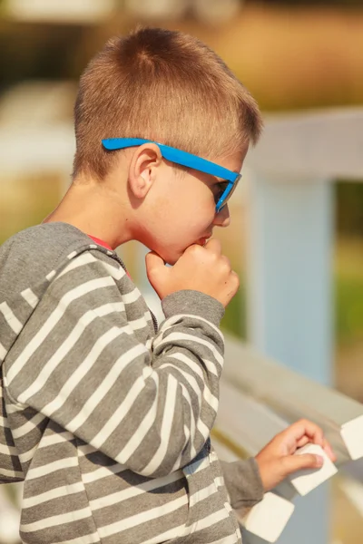 Retrato de menino ao ar livre na hora de verão . — Fotografia de Stock