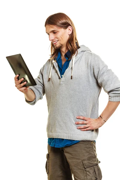 Mode man met pc-tablet surfen op internet. — Stockfoto