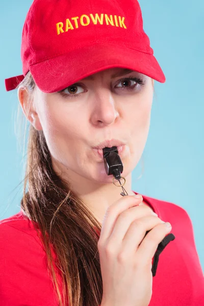 Bademeister bläst Trillerpfeife — Stockfoto