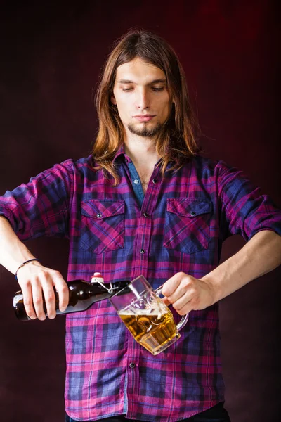 Bartender pouring beer — Stock Photo, Image