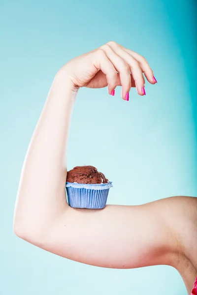 Vrouw bedrijf taart op arm — Stockfoto