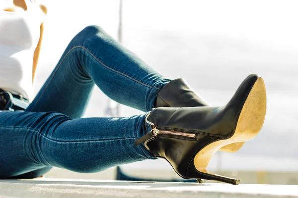 Женщина в стильных туфлях на высоких каблуках — стоковое фото