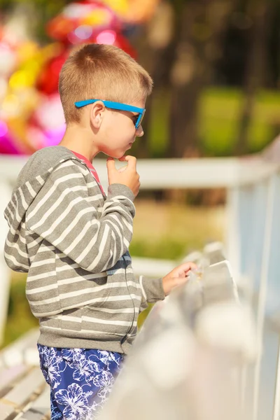 Portrait de garçon en plein air en été . — Photo