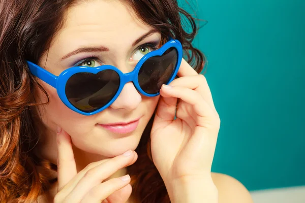 Портрет дівчини в блакитних сонцезахисних окулярах — стокове фото