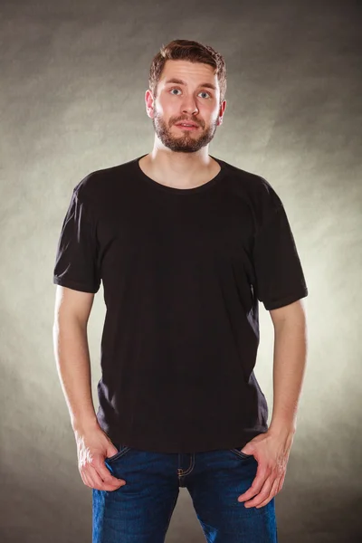 Homem de camisa em branco com espaço de cópia vazio. — Fotografia de Stock